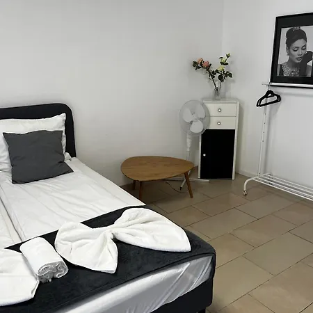 Daire Stylish In Friesenplatz, Heart Of